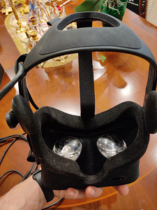Oculus Rift CV1 (4 фото из 5)