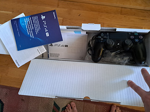 Playstation 4 Pro 1TB (5 foto / 5)