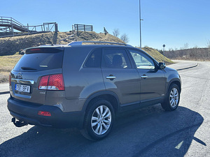 Kia Sorento (5 foto / 8)