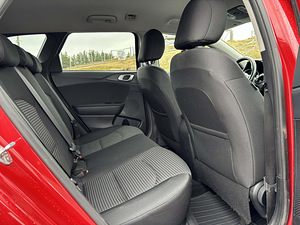 Kia Ceed (10 foto / 13)