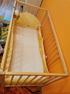 Детская кроватка с бортиками, матрасом и новым одеялом