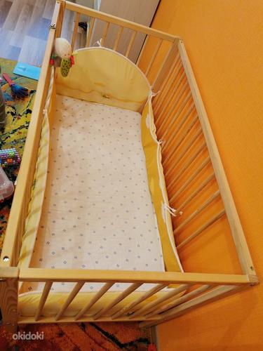 Детская кроватка с бортиками, матрасом и новым одеялом (фото #1)