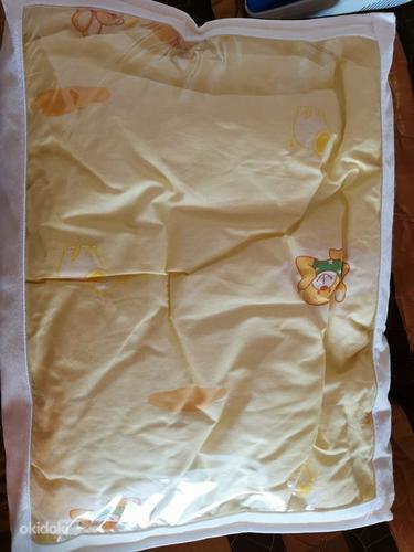 Детская кроватка с бортиками, матрасом и новым одеялом (фото #5)