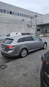 Toyota Avensis (2 foto / 5)