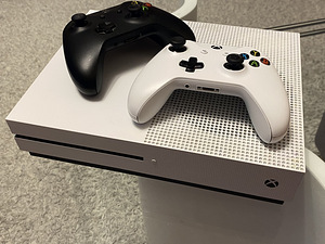 Xbox one s 512gb + 2 pulti + gta + fifa (2 foto / 3)