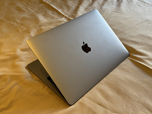 MacBook Pro 13" 2019 (3 foto / 3)