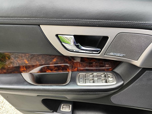 Jaguar XF R-Design (7 foto / 13)