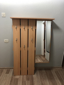 Вешалка с зеркалом (1 фото из 3)