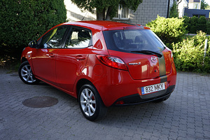 Mazda 2 (2 foto / 12)
