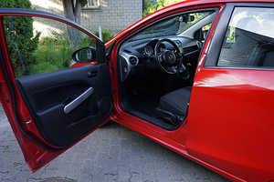 Mazda 2 (8 foto / 12)
