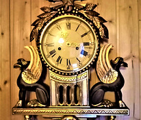 Старинные настенные часы.