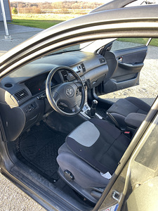 Toyota Corolla 2002 (7 фото из 11)