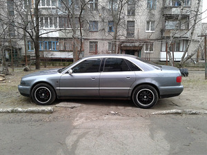 Audi A8 (3 фото из 5)