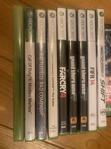 Xbox 360 + 2 контроллера + Kinect + 15 игр (2 фото из 3)