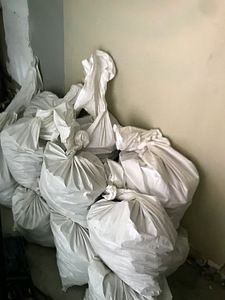Annan tasuta ära 2,5 tonni musta killustikku 40 kg kottides (2 foto / 2)