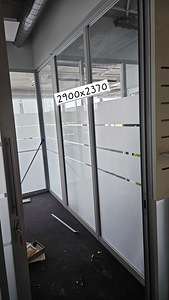 Alumiiniumprofiilidega klaasvaheseinad koos lükanduksega (2 foto / 3)