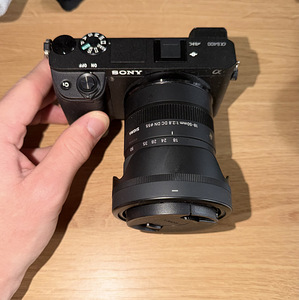 Продам Sony a6400 + Sigma 18–50mm f/2.8 DC DN Contemporary (1 фото из 2)