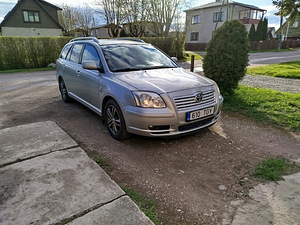 Toyota Avensis (2 foto / 12)