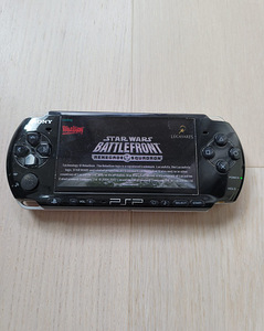 PSP 3008 + 12 mängu + mälukaart (2 foto / 3)