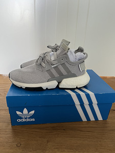 Кроссовки Adidas (1 фото из 2)