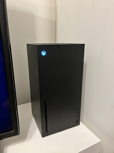 Xbox x + 2 kontrolleri + HyperX Charging Station (2 foto / 7)