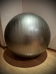 The yoga ball (2 foto / 2)