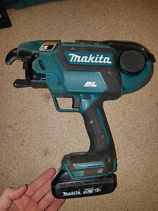 Пистолет Makita. Зарядное устройство, 2 аккумулятора, провод (8 фото из 9)