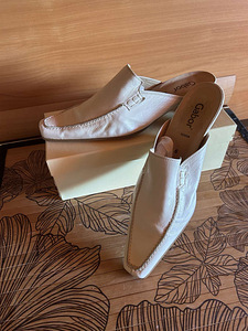 Женские туфли (2 фото из 2)