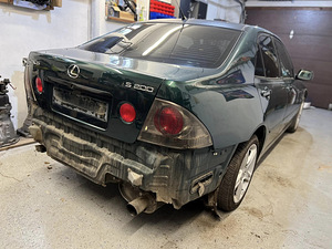 Lexus IS200 Varuosadeks (2 foto / 4)