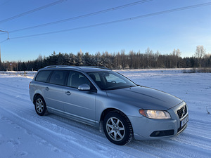 Volvo V70 Momentum 2.4 120kW (2 foto / 14)