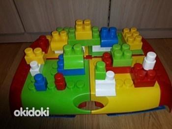 Детский игровой столик Mochtoys Maxi + конструктор (фото #3)