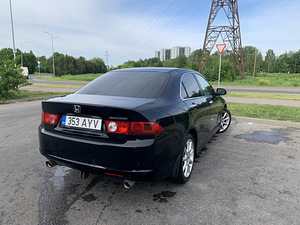 Honda Accord Executive 2.4 140kW (2 foto / 4)