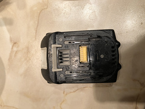 Makita 4.0ah 18v ja Makita 1.5ah 18v akud (4 foto / 6)