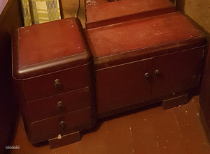 Vanaaegne täispuidust öökapp sahtlitega (1 foto / 3)
