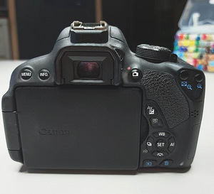 Canon EOS 700D/kaks akut/mälupulk/laadija (2 foto / 3)