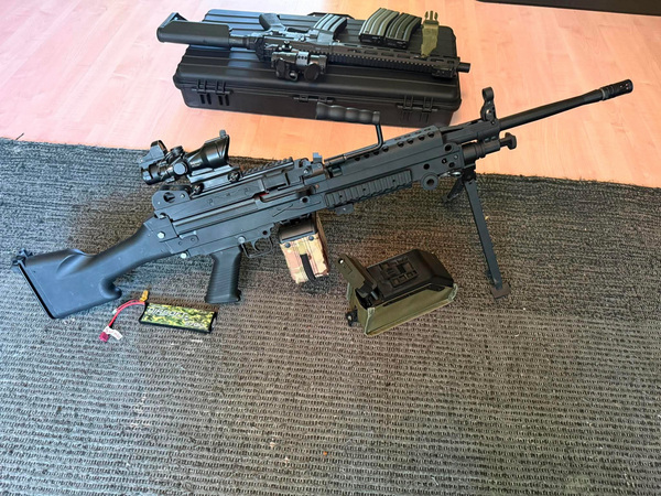 M249 ja M4