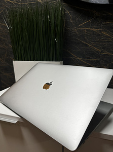 MacBook Pro 15" 2017 i7 TouchBar (3 фото из 4)