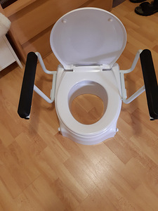 Wc-tool, wc iste puuetega vanuritele (2 foto / 2)