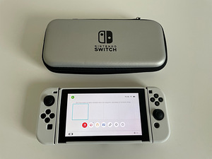 Nintendo Switch V2 + два чехла (2 фото из 3)
