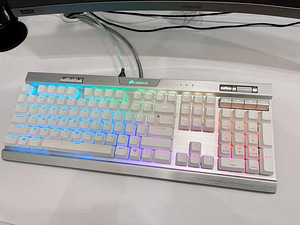 Corsair K70 White RGB (2 foto / 2)
