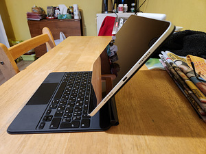 Apple iPad Pro 11" 2022 M2 (Wi-Fi, 256 GB) - Värvus: Silver (4 foto / 10)