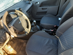 Ford Fiesta (6 foto / 7)