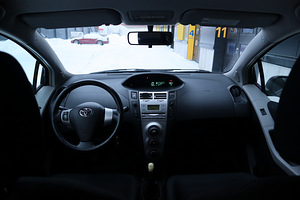 TOYOTA YARIS 1.2 64KW (9 foto / 15)