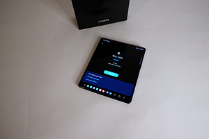 Tippklassi Samsung Z Fold 2 12GB/256GB, täiskomplekt (2 foto / 8)