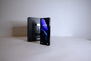 Tippklassi Samsung Z Fold 2 12GB/256GB, täiskomplekt (6 foto / 8)