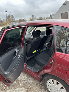 Suzuki Liana (5 foto / 10)
