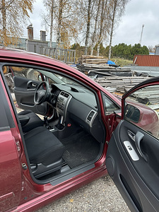 Suzuki Liana (6 foto / 10)