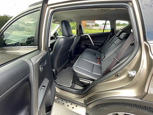 Toyota RAV4 Premium 2.5 114kw (11 foto / 12)