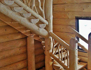 Изготовление деревянных лестниц из полу бревна