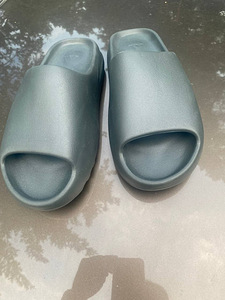 Yeezy slides EU 48 1/2 (tegelik ~EU47) (1 foto / 3)